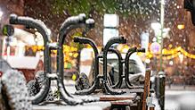 Frankfurt am 1. Dezember: Schnee fällt am frühen Morgen rund um die hochgestellten Tische eines Straßencafes auf der Berger Straße im ...