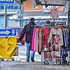 Die Frühjahrskollektion einer Boutique hängt vor der Ladentüre. Ab Donnerstag dürfen die Einzelhändler ihre Kunden wieder nur nach ...
