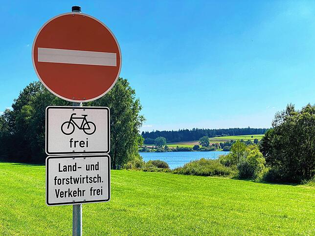 Auf der südlichen Seestraße geht es nur für Fahrräder und Fußgänger bis zum See, Autofahrer kommen hier nicht weiter.