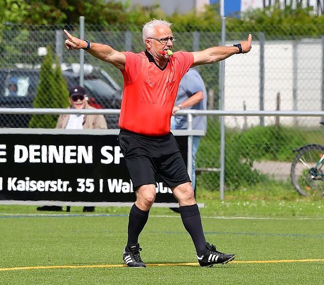 Weiterspielen: Schiedsrichter Holger Trefzer drückte kurz nach dem ersten Strafstoß gleich zwei Mal die Augen zu, als Waldshuter Stürmer ...