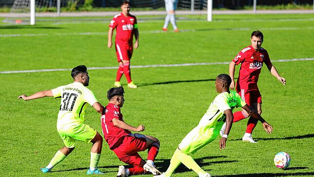 Die Singener Ahmet Hakan (links) und Urgel da Silva (rechts) setzen sich gegen den Überlinger Lukas Müller durch.