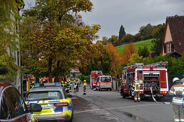 Bis zum Wertstoffhof stehen die Einsatzfahrzeuge der Feuerwehren aus Meersburg, Daisendorf und Stetten.