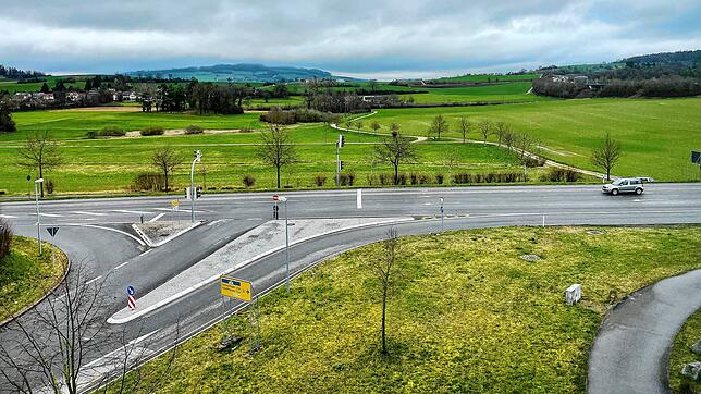 Auf der grünen Wiese gegenüber der Straßeneinmündung möchte ein Investor in Bietingen einen 31 Meter hohen Stahlgittermast aufstellen, ...