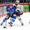 Die Schwenninger Wild Wings um Alexander Karachun (links) ärgern sich über die 0:2-Niederlage gegen die Nürnberg Ice Tigers.