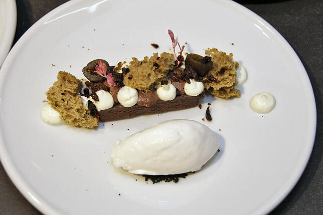 Das Dessert: Schokolade, kandierte Oliven und Oliven-Sponge.