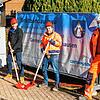 Spatenstich (von links): Rechnungsamtsleiter Heiko Hilpert, Bürgermeister Christian Behringer sowie die Mitarbeiter der Baufirma ...