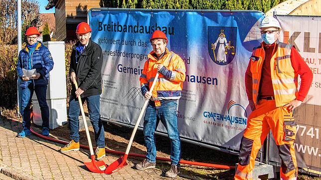 Spatenstich (von links): Rechnungsamtsleiter Heiko Hilpert, Bürgermeister Christian Behringer sowie die Mitarbeiter der Baufirma ...