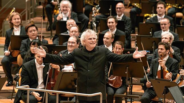 Bilder aus besseren Tagen: Simon Rattle bei seinem Abschiedskonzert als Chefdirigent der Berliner Philharmoniker 2018.