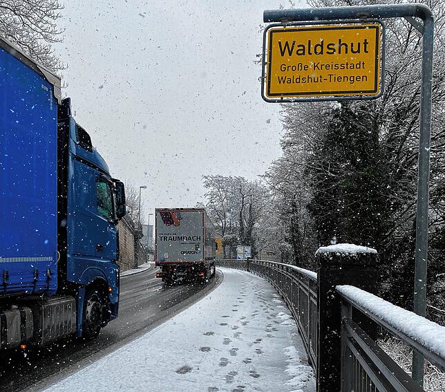 Kurz nach Einsetzen des Schneefalls am Donnerstagvormittag hatten Lastwagenfahrer noch keine Mühen, den Ochsenbuckel unterhalb des ...