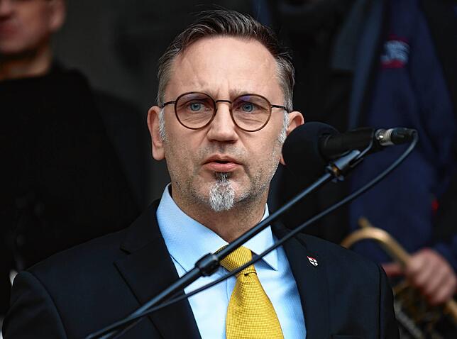 Bürgermeister Andreas Osner bei seiner Rede auf dem Münsterplatz: „Die Spaltung spielt den Verursachern des Krieges in die Hände. ...