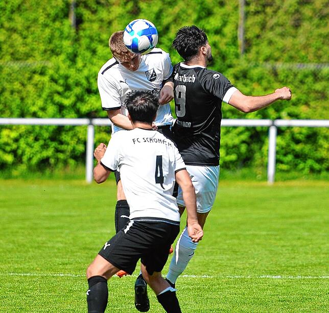 Der Schonacher Robin Burger (hinten links in weißem Dress) wich keinem Luftzweikampf aus. Hier köpft er den Ball zurück ins Spielgeschehen.