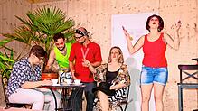 Zum großen Erfolg wird der Theaterabend der Burgzunft (von links): Pascal Straub als Geliebter der Bürgermeisterin, Daniel Burgbacher ...