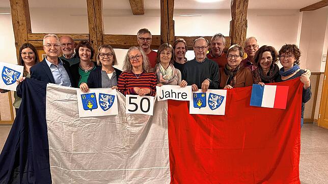 Das Bonndorfer Partnerschaftskomitee entwickelt Ideen für das Jumelage-Jubiläum (von links): Lisa Maier (Stadt Bonndorf), Bürgermeister ...