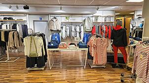 Im höher gelegenen Teil der Filiale ist eine große Auswahl an Mode von Vero Moda vorhanden.