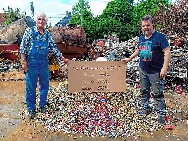 Joachim Jantzen (rechts) mit seinem Schwager Dieter Wipfler bei der jüngst erfolgten Anlieferung gesammelter Kronkorken bei der Firma ...