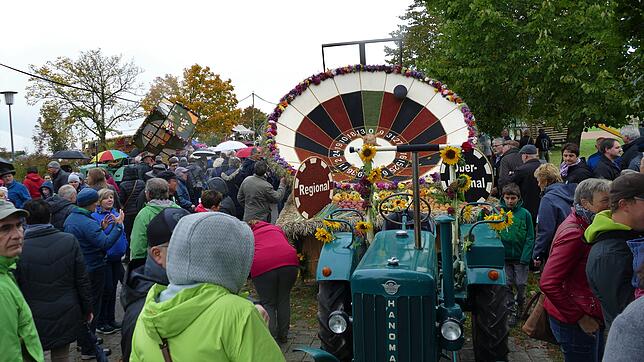 Nach dem Umzug begutachten die Festbesucher die Motivwägen, wie den der Landjugend Brigachtal, die mit ihrem Roulette regional auf Platz ...