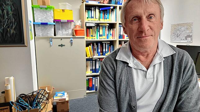 Werner Michel im Büro der Radolfzeller Firma Hydro-Data. Hinter ihm Kabel von Messsonden, geologische Fachbücher und das Archiv mit ...