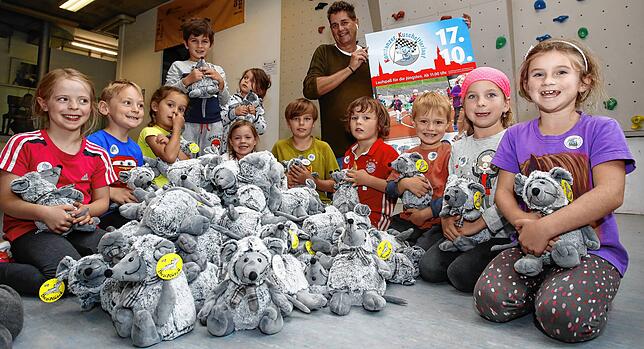 (Archivbild) Das Organisations-Team besorgt jedes Jahr für die Kinder-Laufsport-Veranstaltung einen Berg Kuscheltiere. Welche es dieses ...