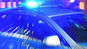 Ein Polizeiauto im Einsatz. (Symbolbild) In Gurtweil hat eine betrunkene Autofahrerin einen Unfall verursacht.