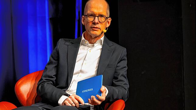 SÜDKURIER-Redakteur Stefan Hilser, Leiter der Lokalredaktion Überlingen, moderiert die Podiumsdiskussion in Daisendorf.