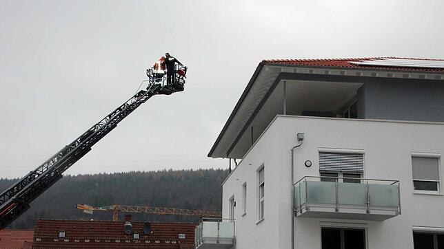 Mit einer Drehleiter können die Rettungshelfer bei ihren Einsätzen schnell höher gelegene Geschosse erreichen wie hier beim neuen ...