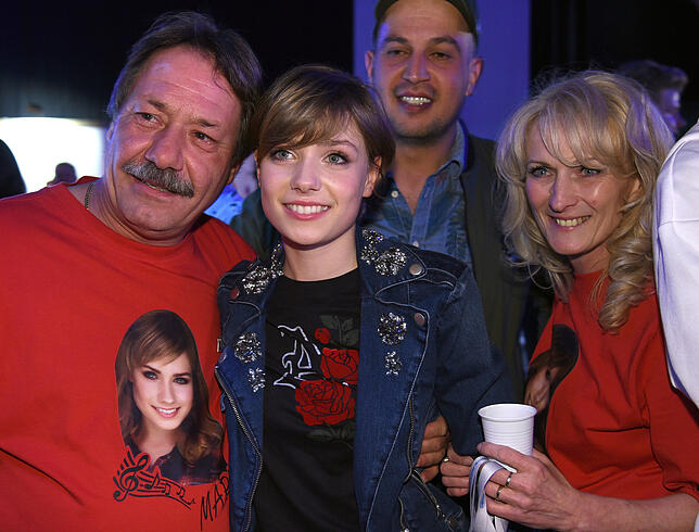 Die Eltern gratulieren: Marie Wegener (Mitte) steht nach der Finalshow mit ihrem Vater und ihrer Mutter im Studio.