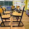 Leere Stühle in einem Klassenzimmer. Ab dem 4. Mai geht es wieder los mit der Schule in Konstanz. Allerdings nur für einen Teil der ...