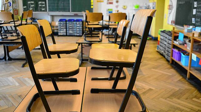 Leere Stühle in einem Klassenzimmer. Ab dem 4. Mai geht es wieder los mit der Schule in Konstanz. Allerdings nur für einen Teil der ...