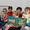 Für die Betreuung ihrer Kinder in einer städtischen Kita sollen Eltern künftig mehr bezahlen. Hier liest Erzieherin Jacqueline Bollmann ...