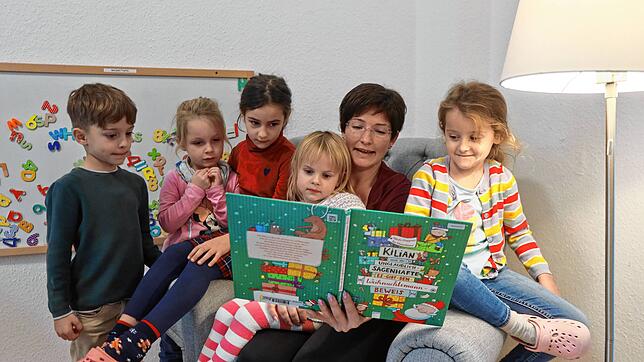 Für die Betreuung ihrer Kinder in einer städtischen Kita sollen Eltern künftig mehr bezahlen. Hier liest Erzieherin Jacqueline Bollmann ...