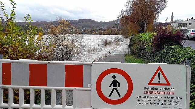Die Warnung für Fußgänger ist eindeutig: Wer den Rheinuferweg betritt, begibt sich in Lebensgefahr.