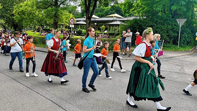 Bild 4: Strahlende Gesichter beim Kinderumzug der 556. Waldshuter Chilbi