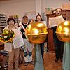 Die goldenen Kugeln, die auf die Spitze des Kirchturms gehören, wurden zum einen wieder saniert und zum anderen mit den neuesten Daten ...