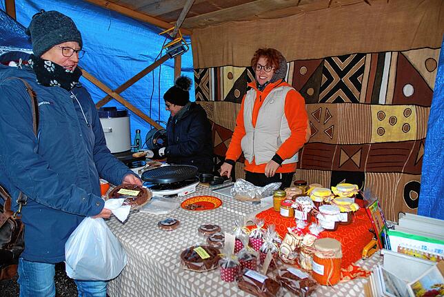Diese beiden Erzinger Frauen haben trotz der geringen Besucherzahl ihre gute Laune nicht verloren. Ihren Umsatz spenden sie der Afrikahilfe.