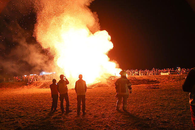 Bild 7: Litzelstetten 2025: Diese Funkenfeuer-Bilder fangen die Tradition perfekt ein!