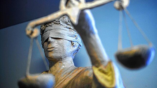 Eine Justitia-Statue. (Symbolbild) Wegen seines Ausrasters nach einem Alkoholexzess in Rheinfelden muss ein 28-Jähriger 2000 Euro Strafe ...