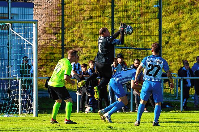 Bild 10: SV Karsau verteidigt die Tabellenspitze durch einen 4:2-Erfolg gegen Verfolger Spvgg. Wehr