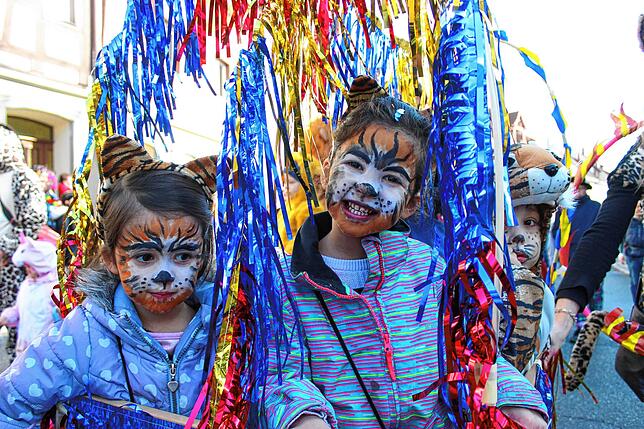 Zwei kleine Narren beim Kindergartenumzug 2019.
