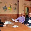 Bürgermeister Stefan Keil, Werner Kraft und Andreas Fritschi, Präsident des Musikvereins Orsingen (von links) bilden zusammen mit ...