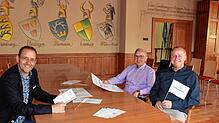 Bürgermeister Stefan Keil, Werner Kraft und Andreas Fritschi, Präsident des Musikvereins Orsingen (von links) bilden zusammen mit ...