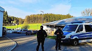MIt starken Kräftren durchsuchten Polizisten am Morgen das Vereinshaus der Hells Angels in Mühlingen.