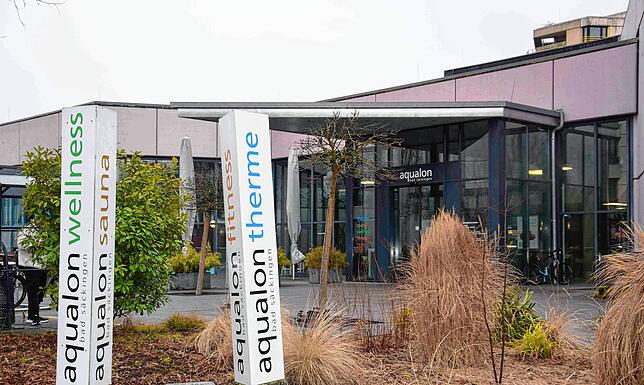 Eingang zum Thermalbad Aqualon. Bei der zukünftigen Tochter der Rehaklinik rechnet man mit Erlösen von rund 3,5 Millionen Euro jährlich.