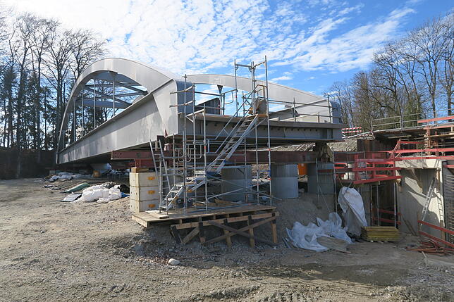Bild 9: Riesenbaustelle B&nbsp;31-neu: Die neue Bahnbrücke steht