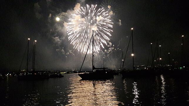 Boot, Feuerwerk, Spiegelbild. Atemberaubend.