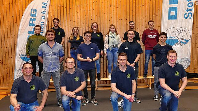 Sie haben die Verantwortung in der DLRG-Ortsgruppe Stetten a.k.M. übernommen: (vorne, von links): Alexander Kränkel, Pablo Ryck, Marc ...