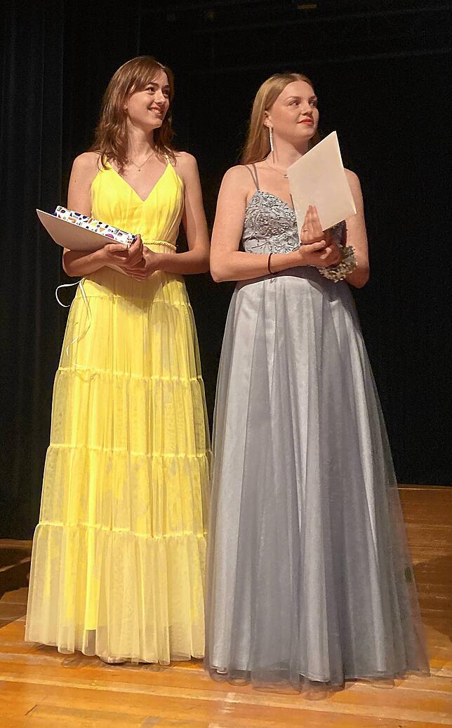 Jane Bosch (links) erhielt den Preis der katholischen Pfarrgemeinde und Melanie Berchtold den Fachpreis in Musik.