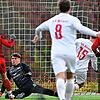 Abbruch beim TuS Binzen: Bei dieser Szene, Jörg Hupfer erzielt den Ausgleich für die Gastgeber, war Torwart Robin Merkt vom SV Jestetten ...