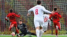 Abbruch beim TuS Binzen: Bei dieser Szene, Jörg Hupfer erzielt den Ausgleich für die Gastgeber, war Torwart Robin Merkt vom SV Jestetten ...