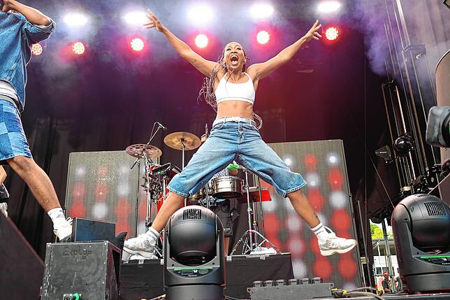 Bild 29: Hier spielt die Musik! Fans tanzen vor den Bühnen beim Campus-Festival 2025