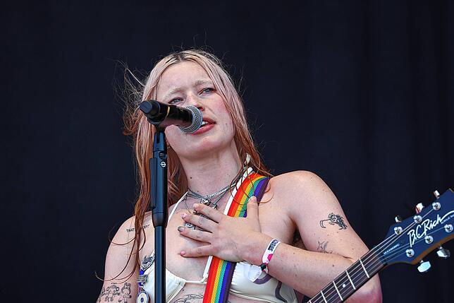 Bild 11: Southside Festival 2025: Der Auftritt von Wet Leg in Bildern